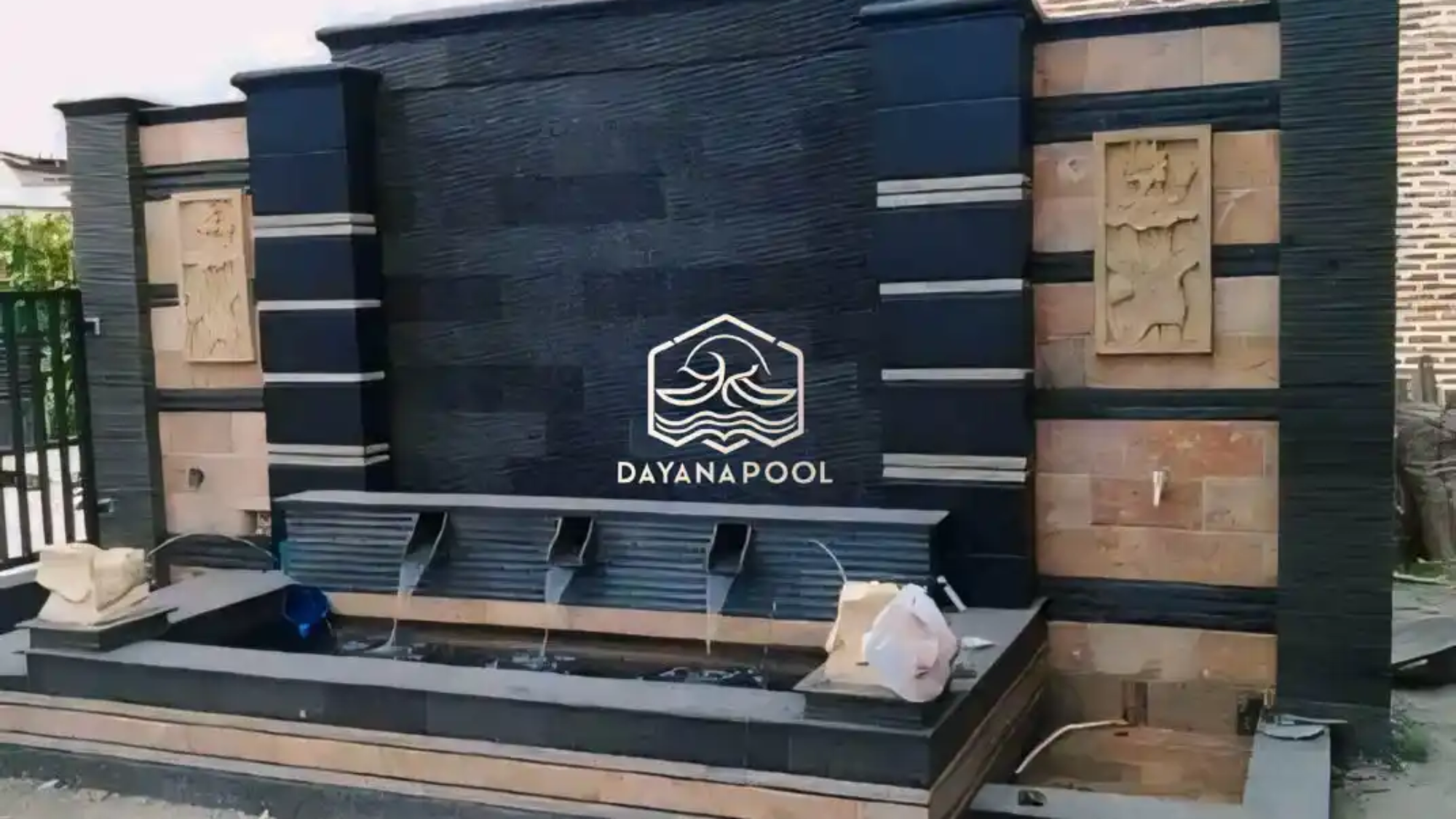 dekorasi kolam ikan dengan air mancur