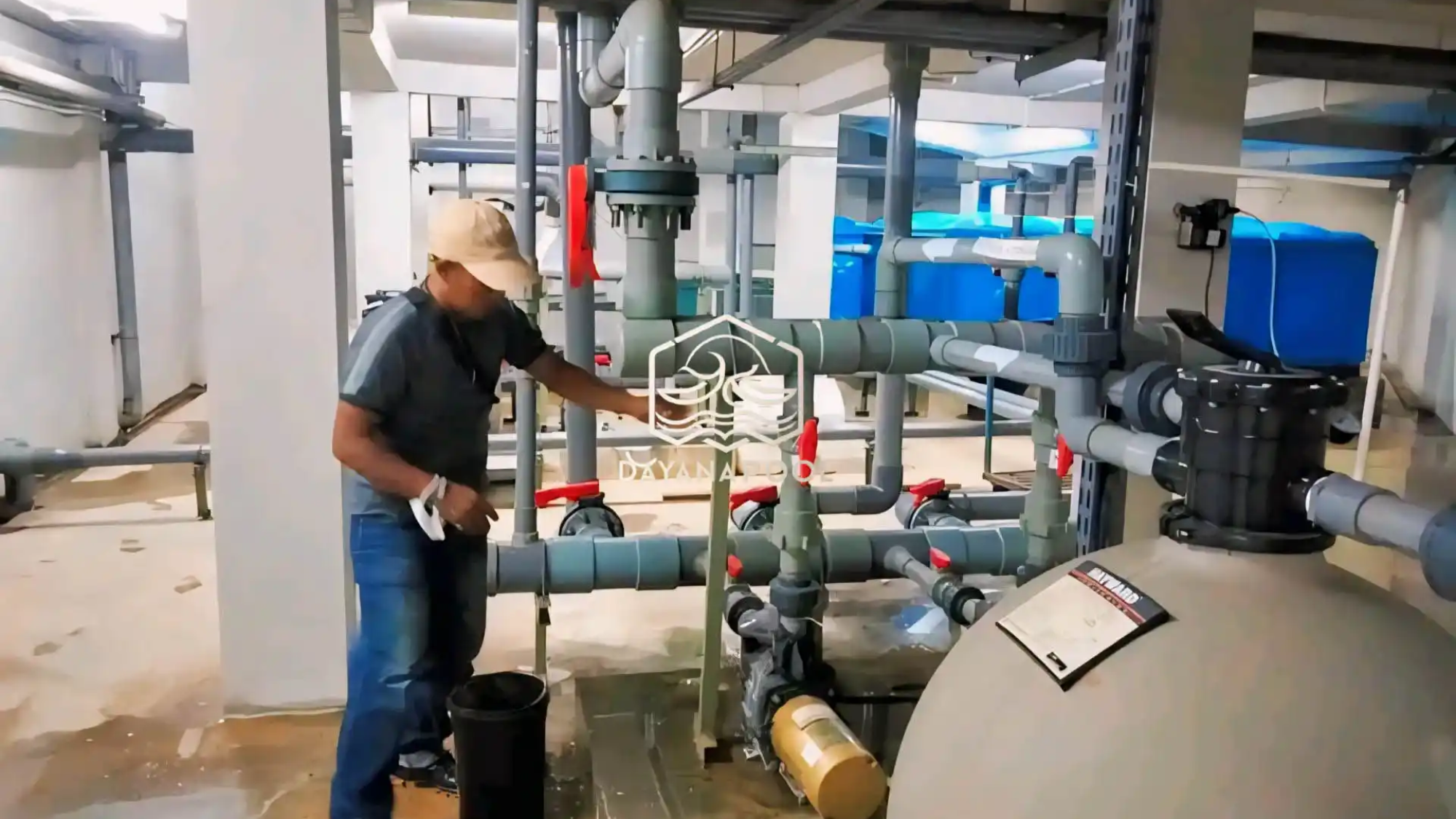 proses pemasangan instalasi kolam renang di ruang mesin