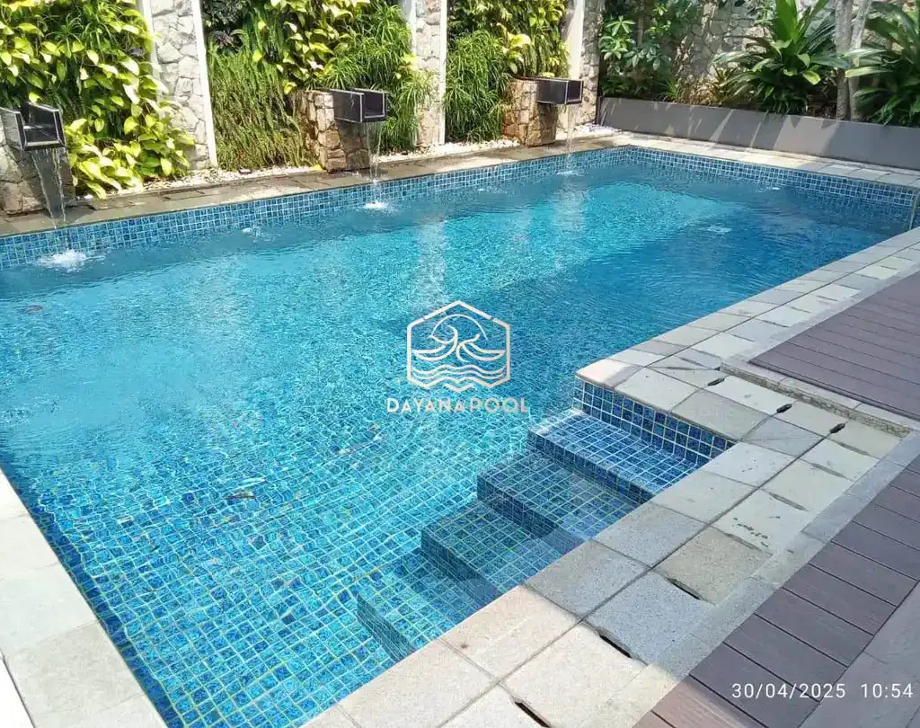 Kolam renang indah dengan mozaik biru