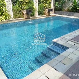 Kolam renang indah dengan mozaik biru
