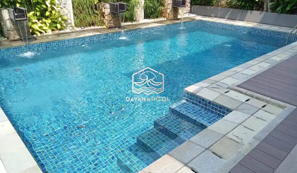 Kolam renang indah dengan mozaik biru