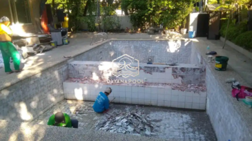 proses renovasi kolma renang tahap pembongkaran keramik