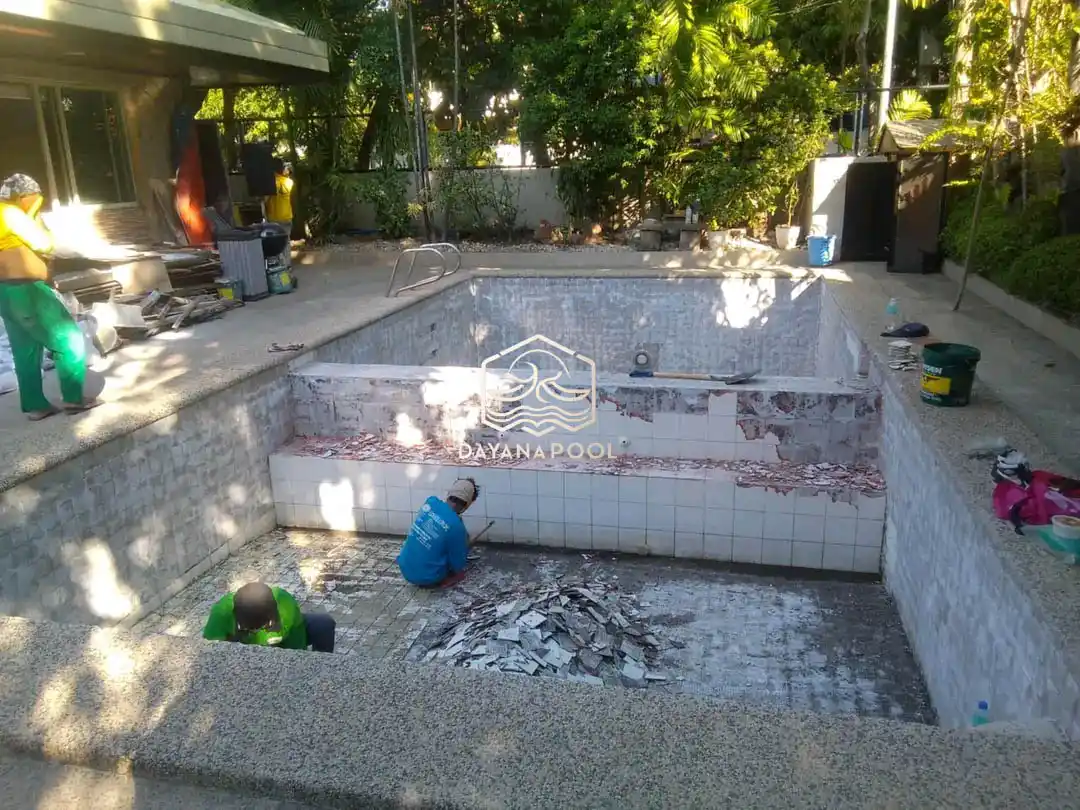 proses renovasi kolma renang tahap pembongkaran keramik