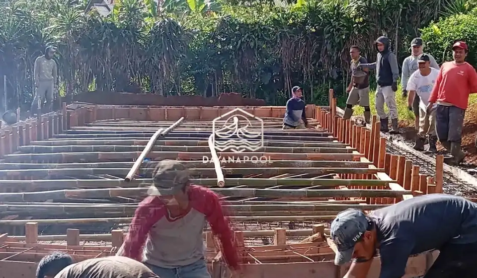proses pengecoran Kolam renang