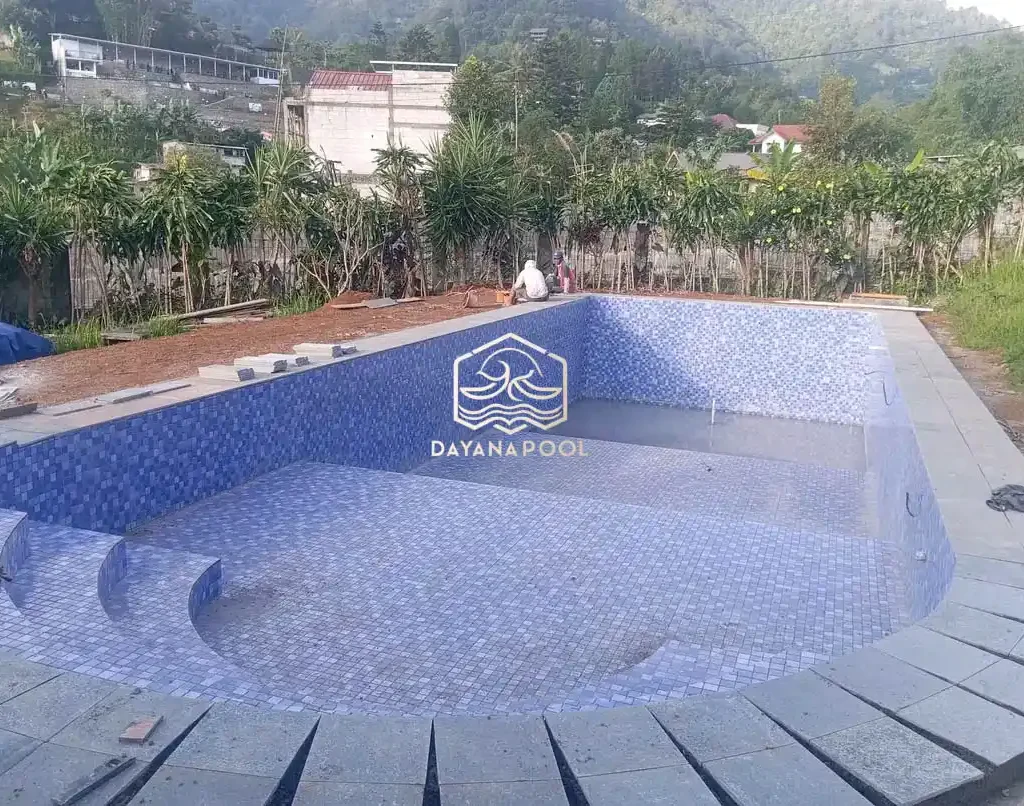 Kolam renang buatan dayanapool dengan finishing kermik motif mozaik biru