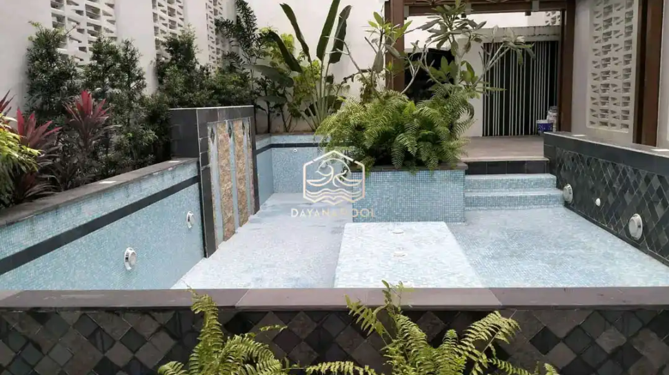 kolam renang model lama yang akan di renovasi