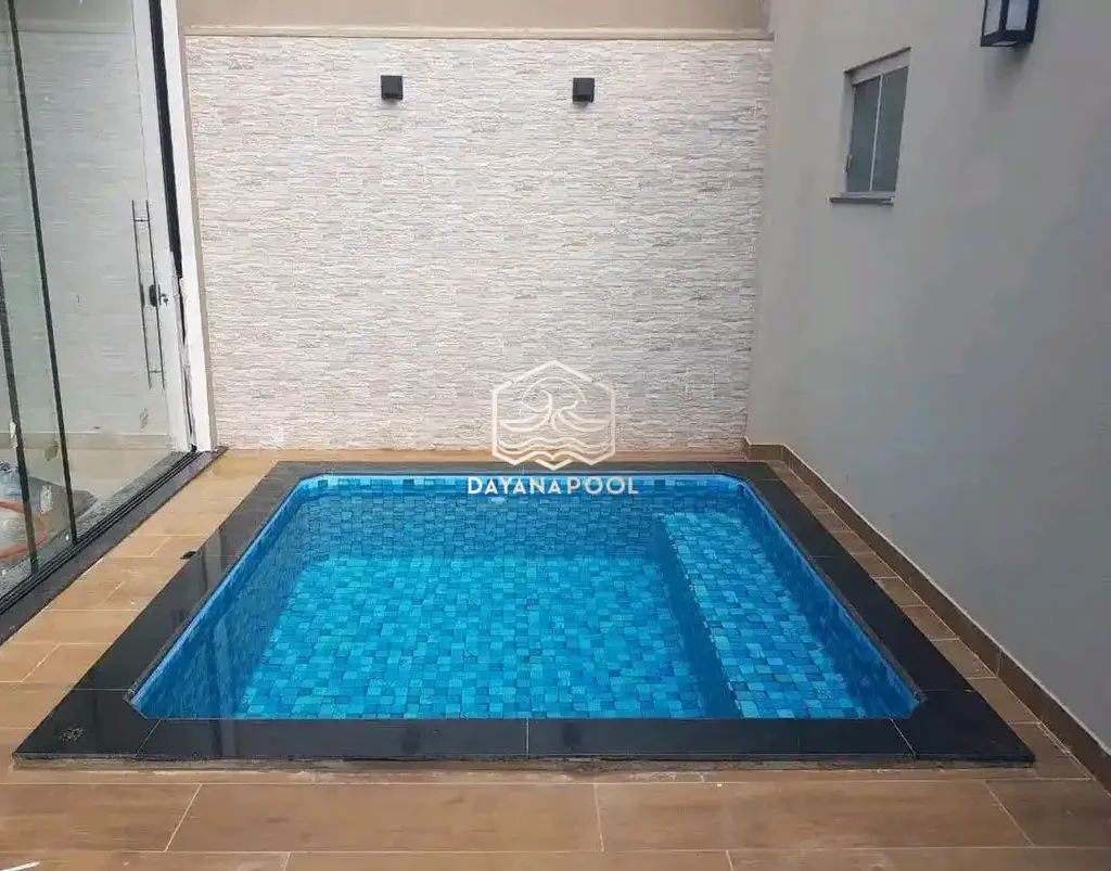 kakuzzi minimalis di dalam rumah dengan mozaik biru