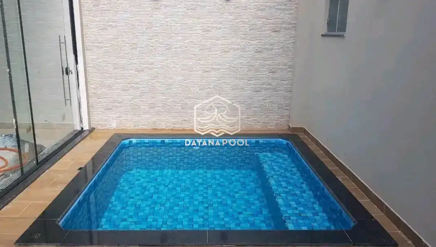 kakuzzi minimalis di dalam rumah dengan mozaik biru