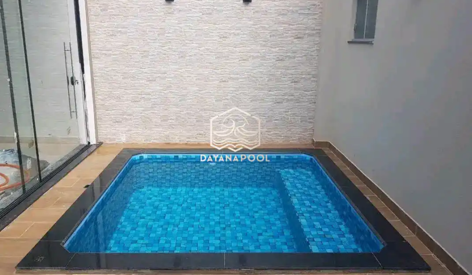 kakuzzi minimalis di dalam rumah dengan mozaik biru