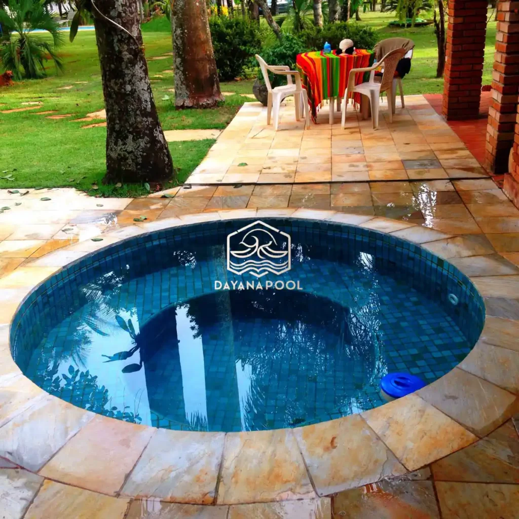 jakuzzi berbentuk lingkaran outdor