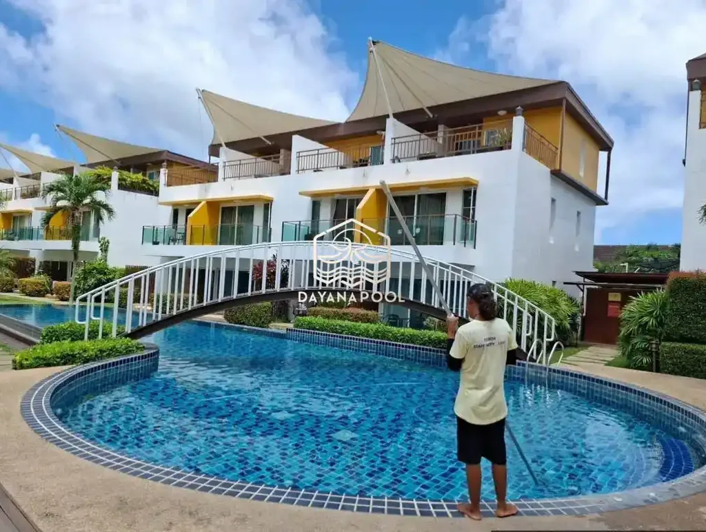 proses maintenance kolam renang oleh tim dayanapool