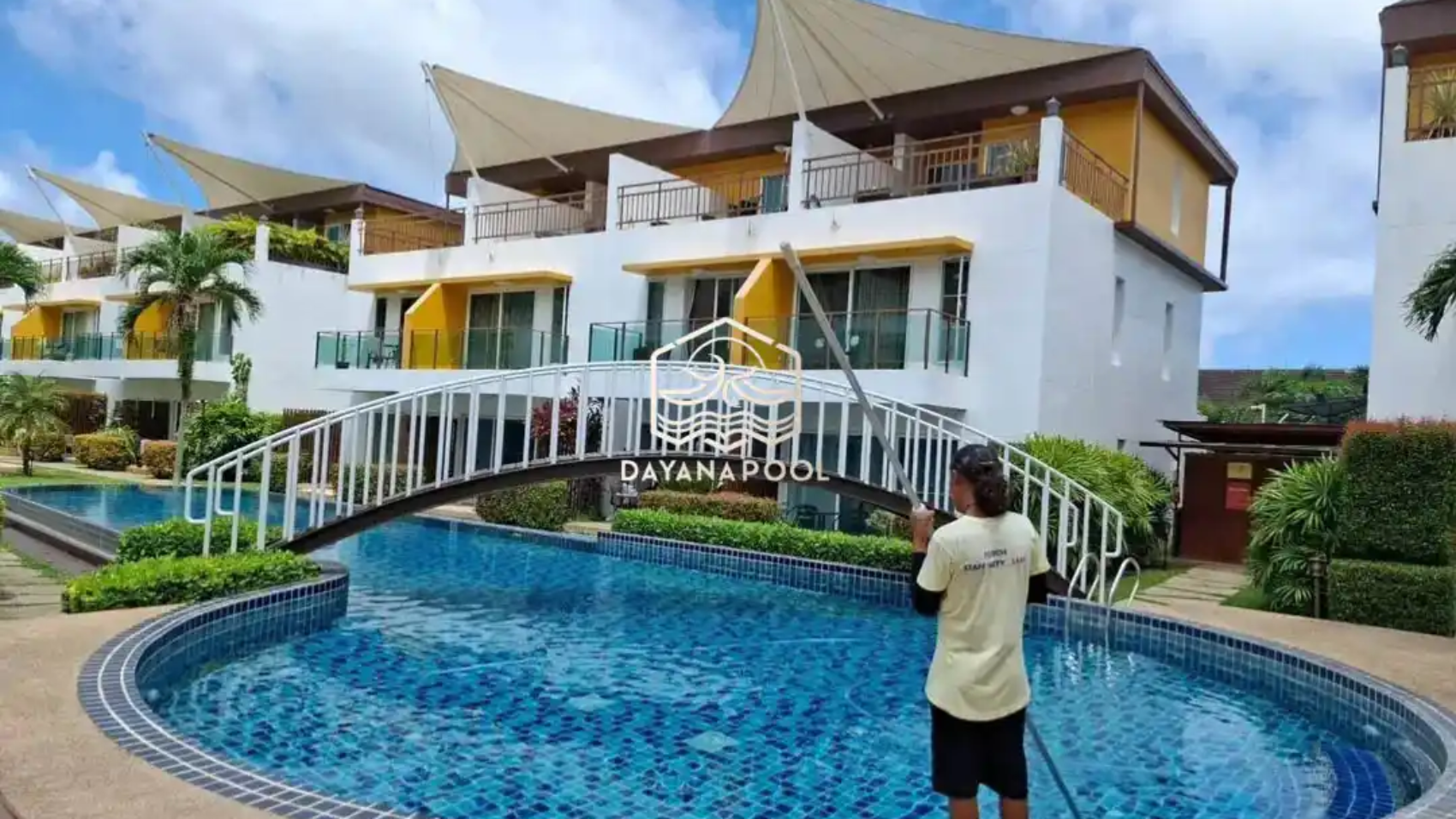 proses maintenance kolam renang oleh tim dayanapool