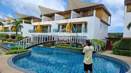 proses maintenance kolam renang oleh tim dayanapool