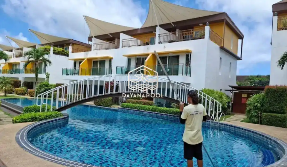 proses maintenance kolam renang oleh tim dayanapool