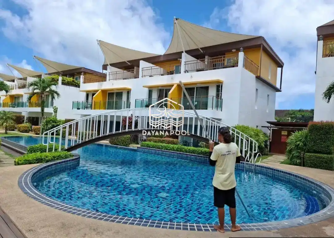 proses maintenance kolam renang oleh tim dayanapool
