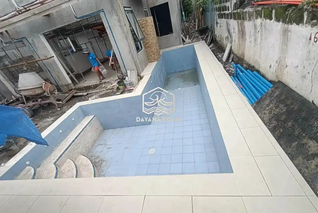 proses renovasi kolam renang
