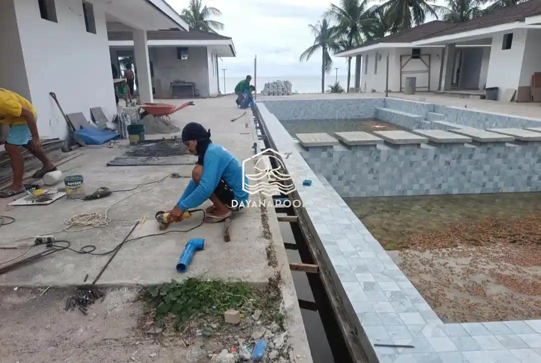 proses renovasi kolam renang
