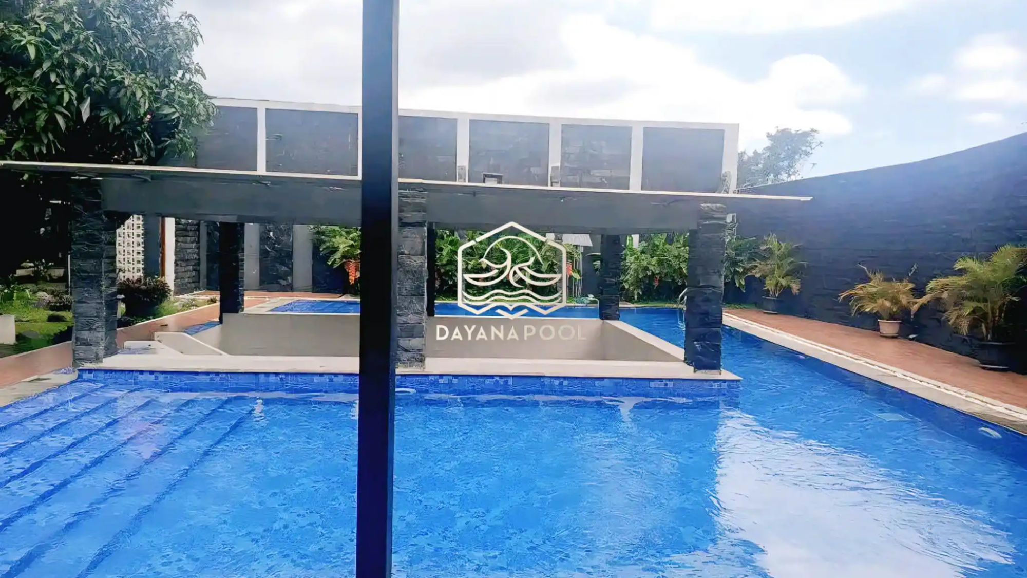 kolam renang pribadi dengan finishing keramik motif mozaik berwarna biru buatan dayanapool