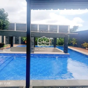 kolam renang pribadi dengan finishing keramik motif mozaik berwarna biru buatan dayanapool