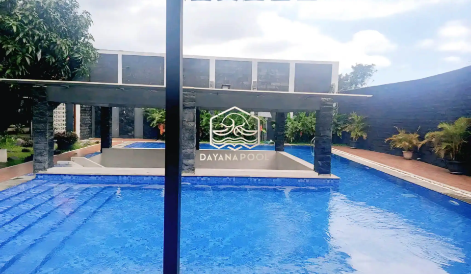 kolam renang pribadi dengan finishing keramik motif mozaik berwarna biru buatan dayanapool