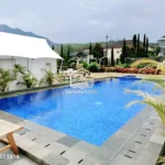 kolam renang dengan sistem demi overflow dengan finishing keramik mozaik biru