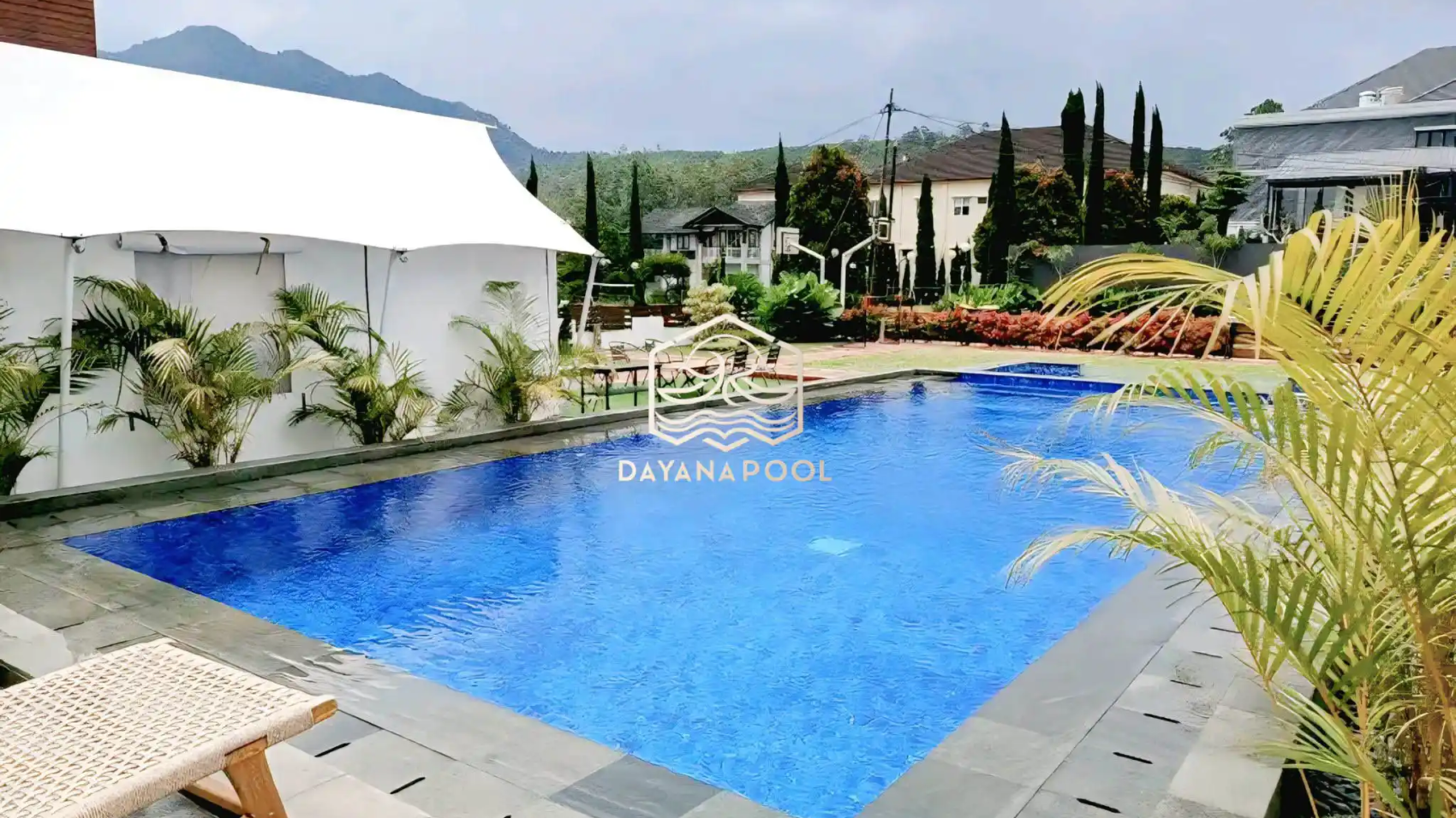 kolam renang dengan sistem demi overflow dengan finishing keramik mozaik biru