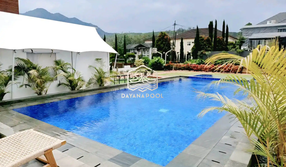 kolam renang dengan sistem demi overflow dengan finishing keramik mozaik biru
