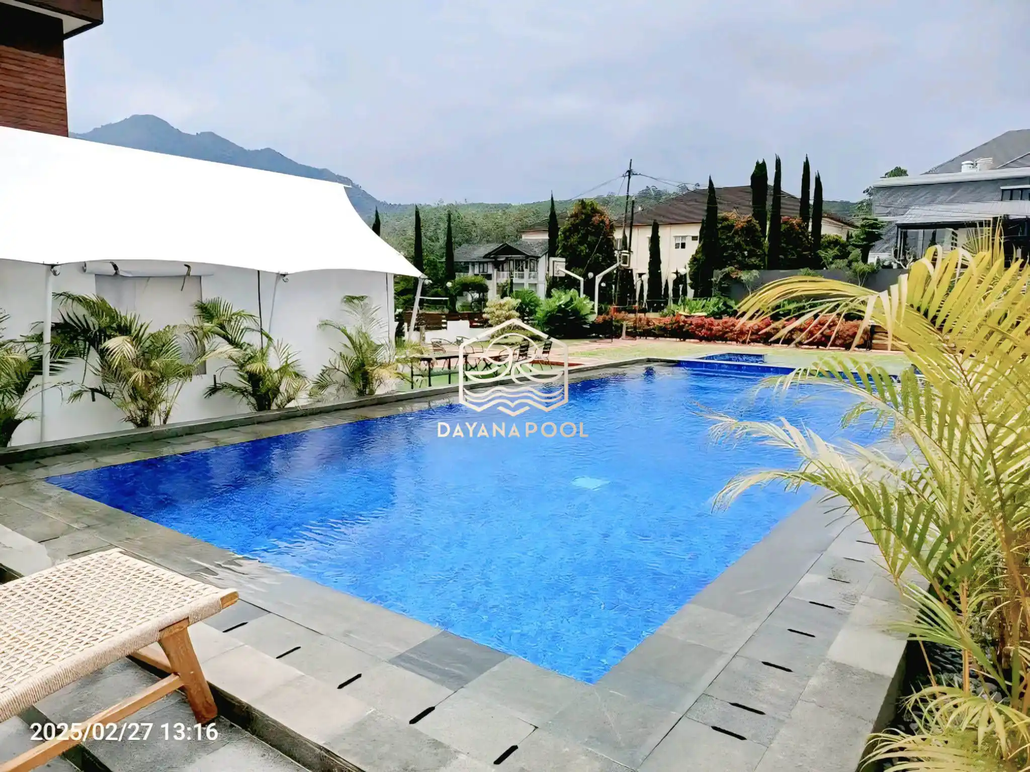 kolam renang dengan sistem demi overflow dengan finishing keramik mozaik biru
