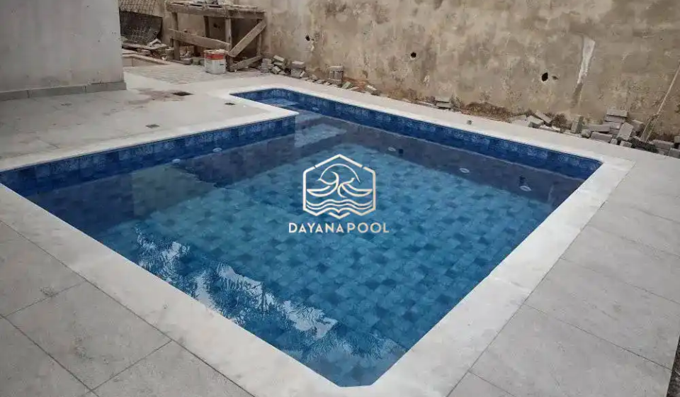 kolam renang dengan sistem sirkulasi skimmer box yang baru selesai dibangun