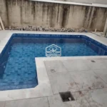kolam renang dengan sistem sirkulasi skimmer box dengan bentuk unik