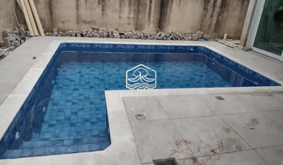 kolam renang dengan sistem sirkulasi skimmer box dengan bentuk unik
