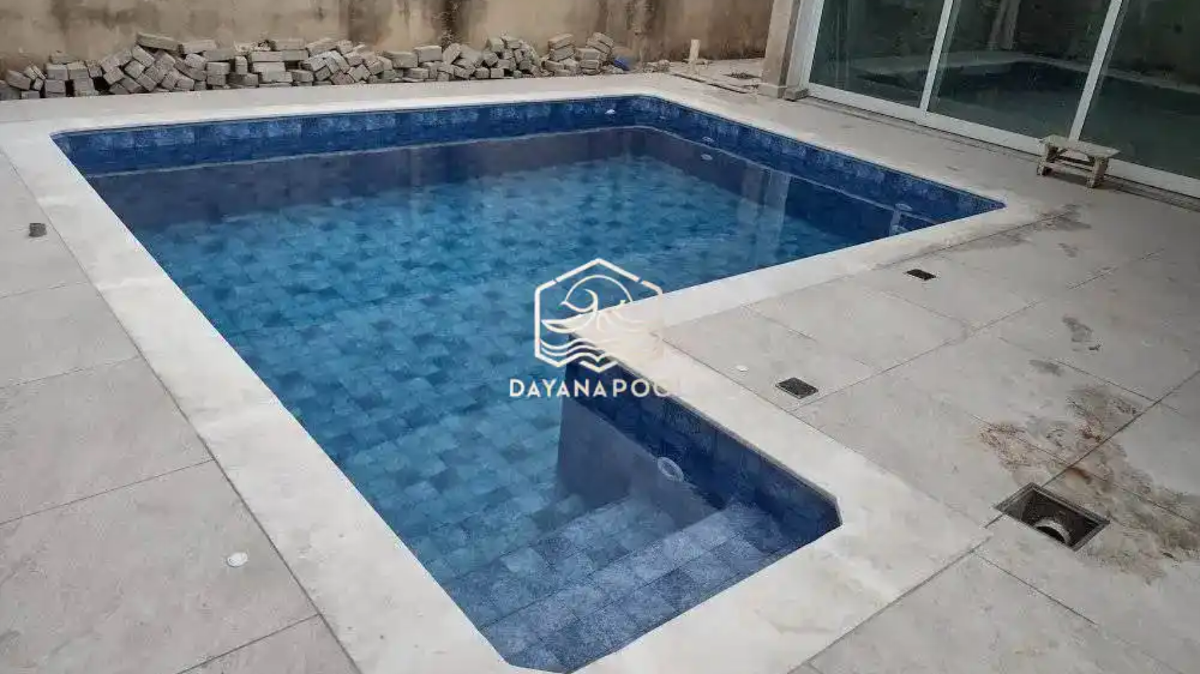 kolam renang dengan sistem sirkulasi skimmer box dengan finishing keramik berwarna biru