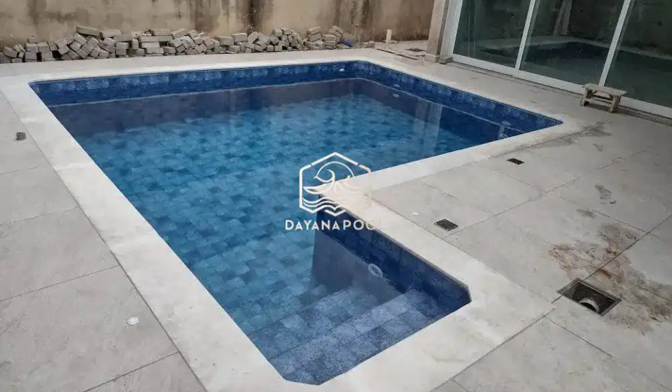 kolam renang dengan sistem sirkulasi skimmer box dengan finishing keramik berwarna biru
