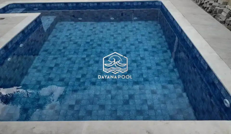 kolam renang dengan sistem sirkulasi skimmer box yang baru selesai dibangun