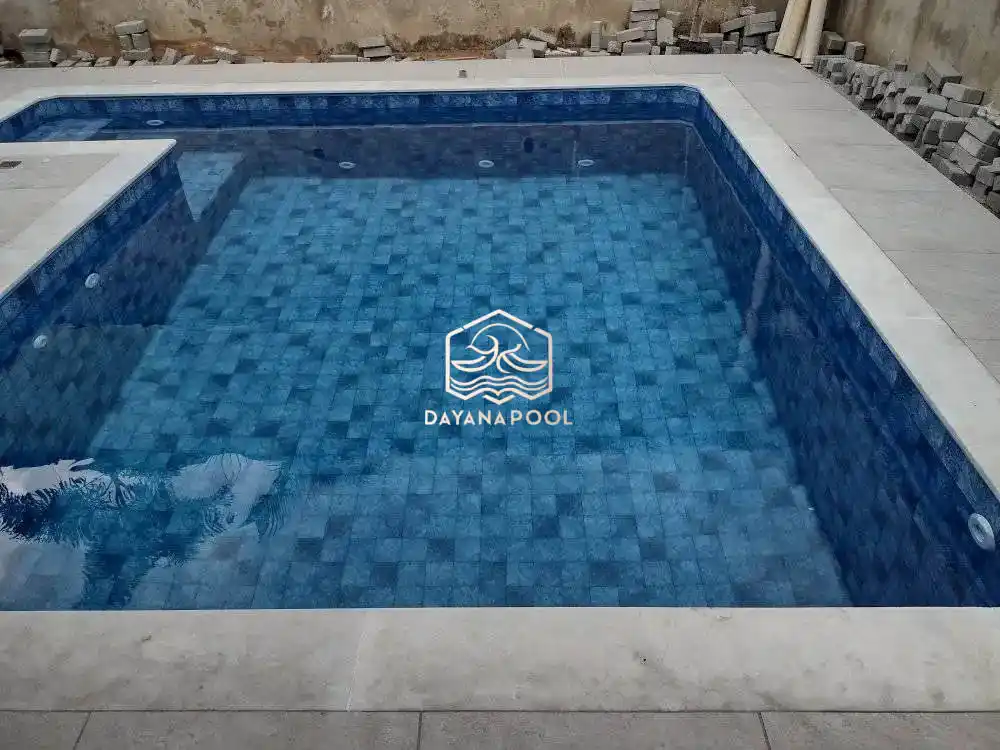 kolam renang dengan sistem sirkulasi skimmer box yang baru selesai dibangun
