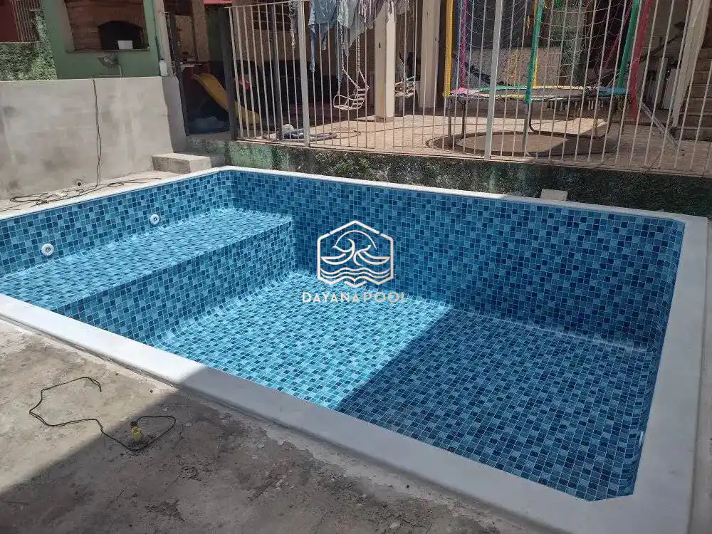 kolam renang dengan finishing keramik motif mozaik