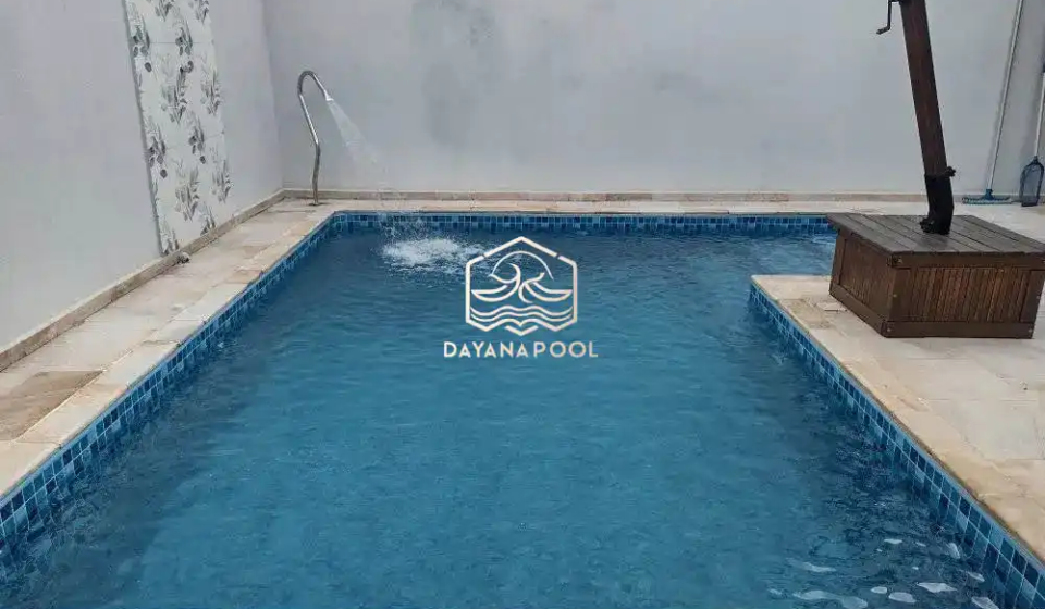 kolam renang dengan sistem sirkulasi skimmer box dengan hiasan air semprot