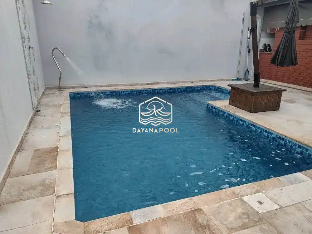 kolam renang dengan sistem sirkulasi skimmer box dan air mancur