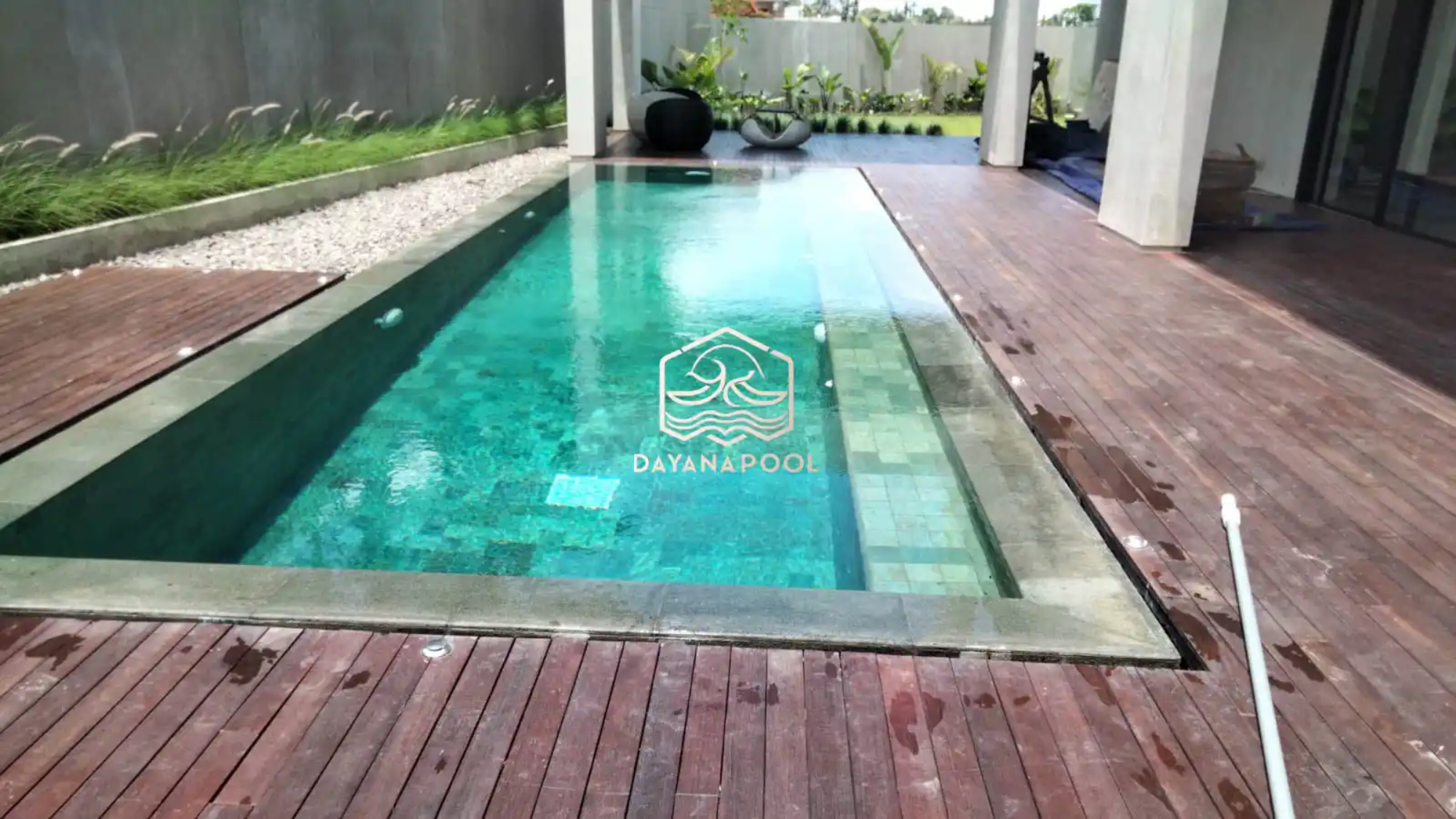 kolam renang overflow dengan finishing batu alam sukabumi