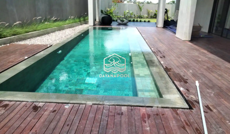 kolam renang overflow dengan finishing batu alam sukabumi