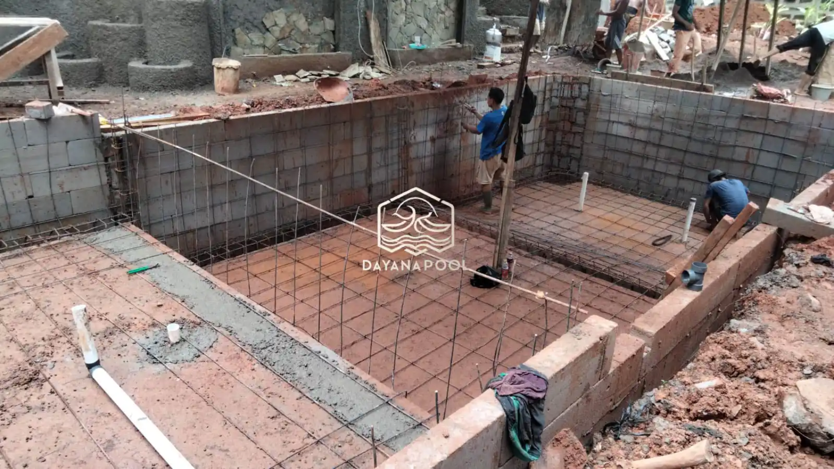 pembesian gelaran kolam renang lapis pertama