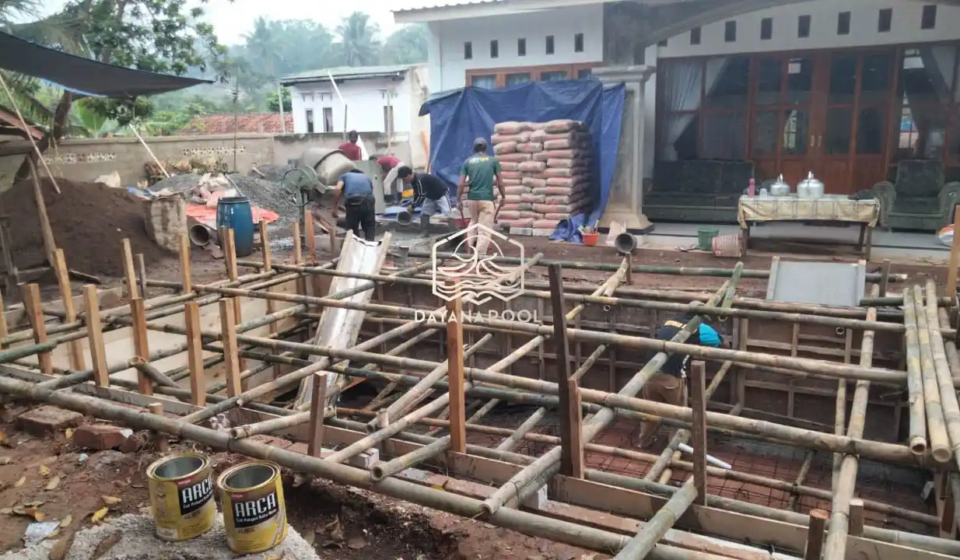 proses pengecoran kolam renang oleh tim dayanapool