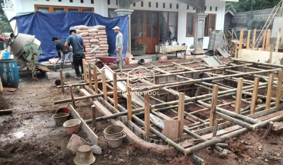 begisting kayu kolam renang