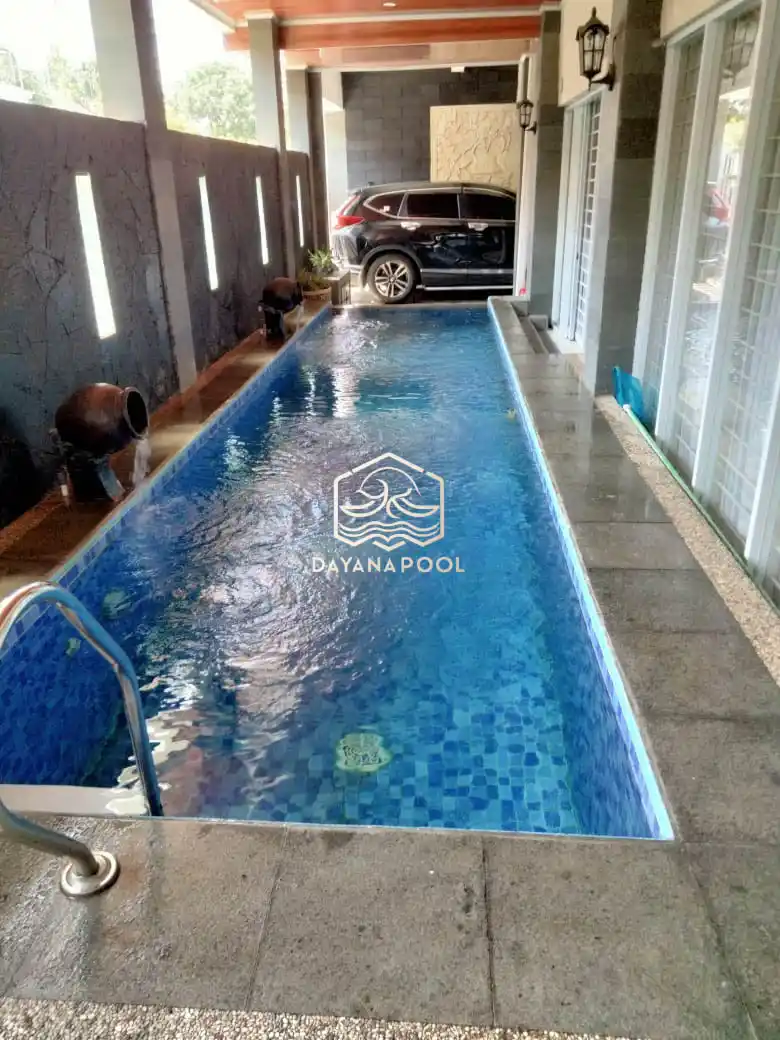 Kolam renang minimalis dengan sistem semi overflow