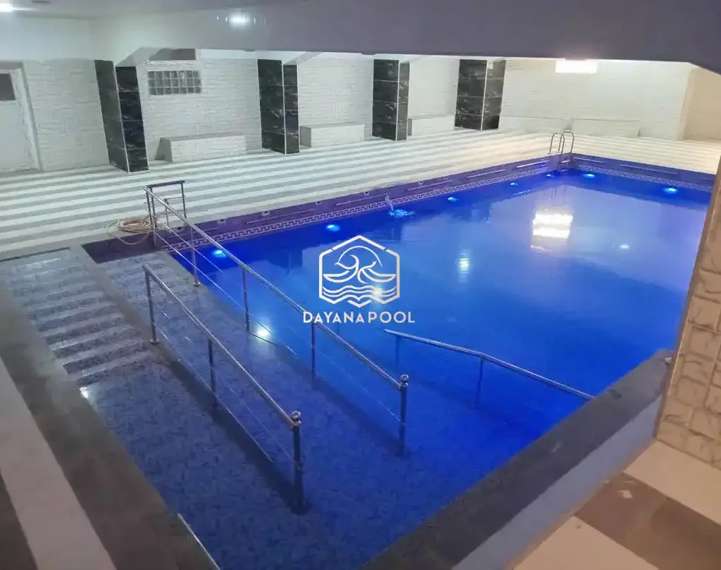 cahaya dari lampu kolam renang di malam hari