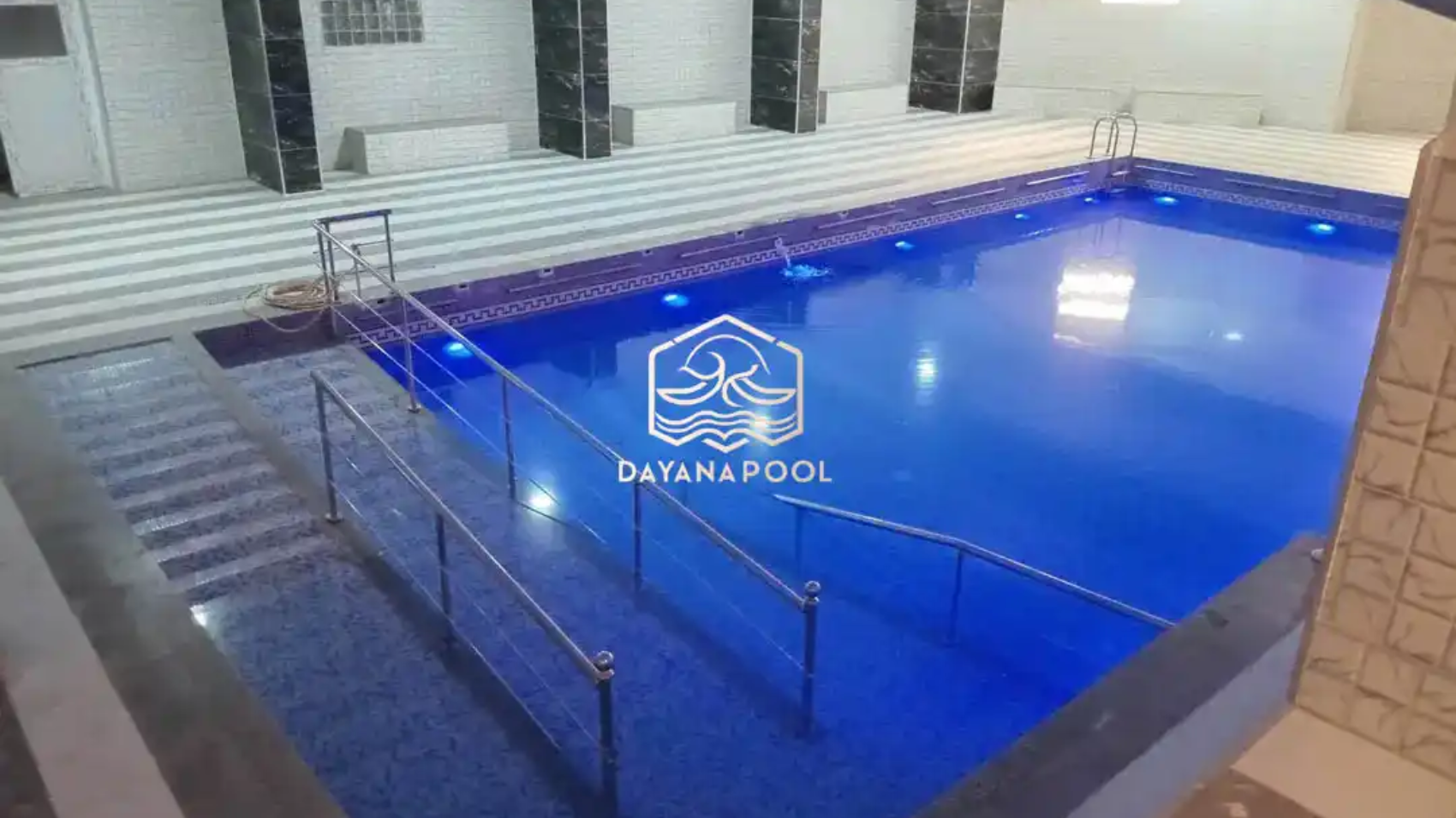 cahaya dari lampu kolam renang di malam hari