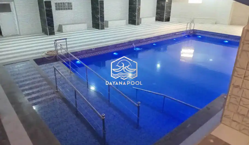 cahaya dari lampu kolam renang di malam hari