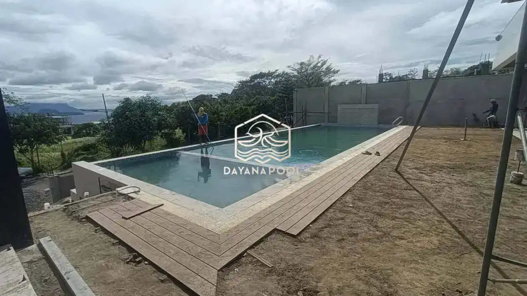 kolam renang overflow di hotel buatan dayanapool