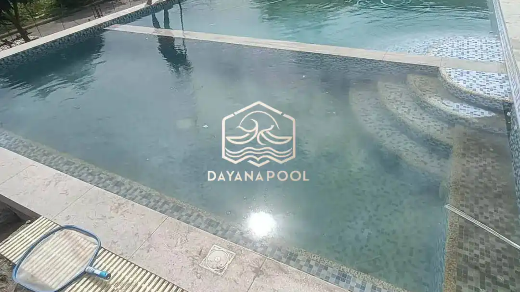 maintenance kolam renang yang berkabut
