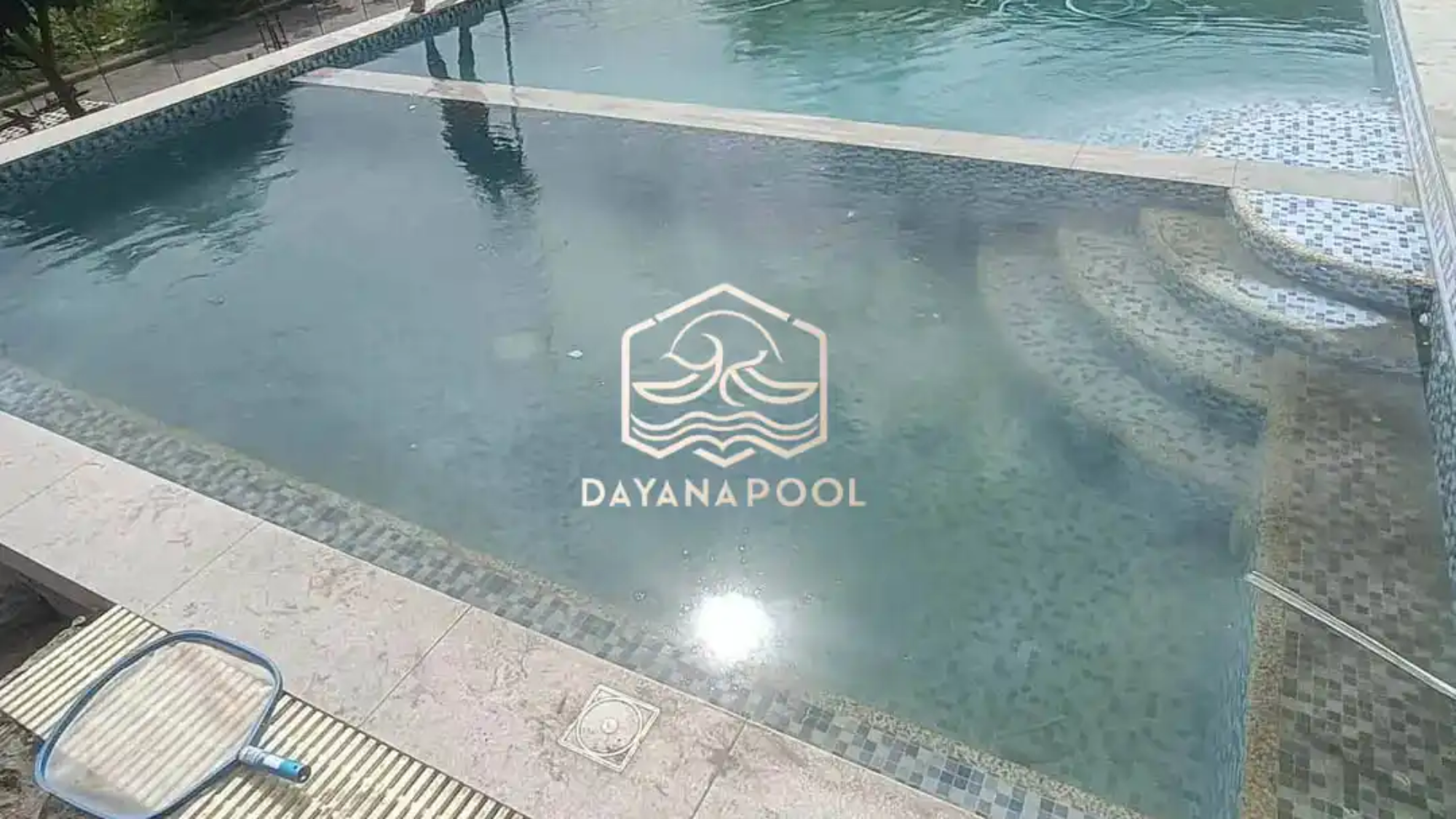 maintenance kolam renang yang berkabut